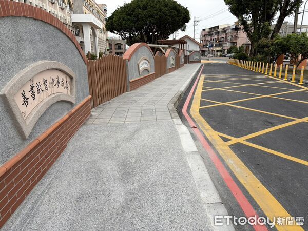▲善化國中通學步道完工啟用，圍牆內縮讓出行人空間，改善人車爭道問題。（記者林東良翻攝，下同）