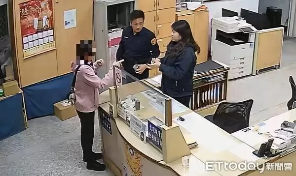 ▲餐廳員工拾獲大陸護照，池上警30分鐘內助交換生取回護照。（圖／記者楊晨東翻攝）