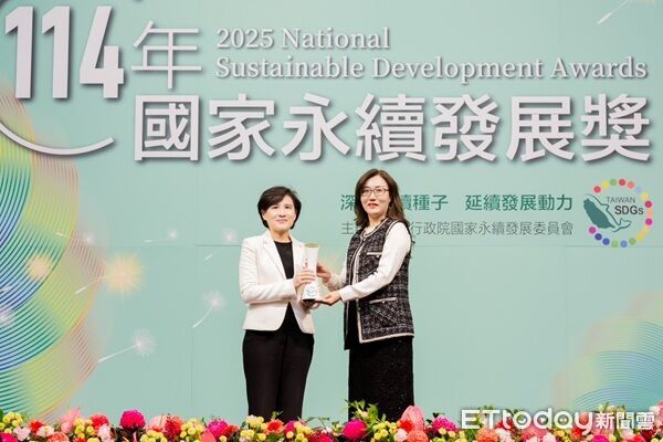 ▲呂莉萍代表領取國家永續發獎。（圖／耀登科技提供）