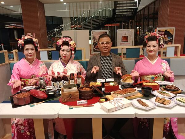 ▲「大江戶町鰻屋」台南Outlet Park店試營運，特別邀請日式歌舞伎演出迎鰻之舞。（圖／大江戶町鰻屋提供，下同）