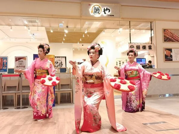 ▲「大江戶町鰻屋」台南Outlet Park店試營運，特別邀請日式歌舞伎演出迎鰻之舞。（圖／大江戶町鰻屋提供，下同）