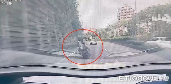 ▲▼行車記錄器拍下車禍瞬間，猴子當場被撞擊死亡，發生事故的HONDA RORZA750機車價值約47萬元             。（圖／記者陳以昇翻攝）