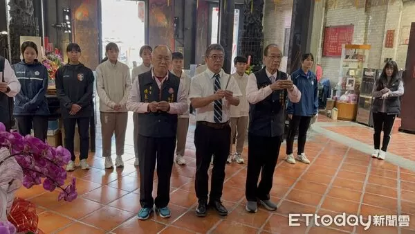 ▲▼   永慶高中締造紀錄 九位國手齊謝嘉義城隍廟  。（圖／永慶高中提供）
