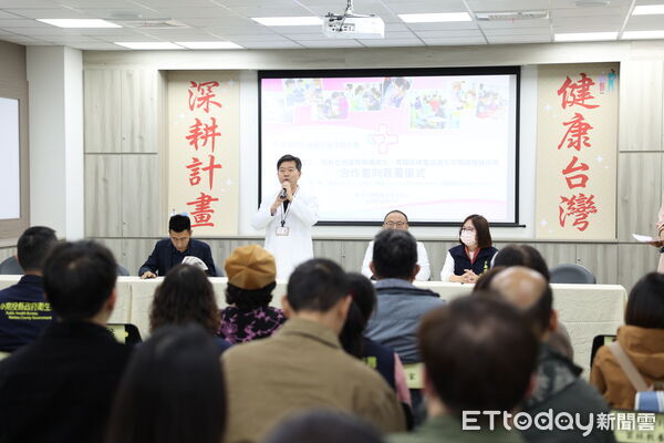 ▲東華醫院推動健康台灣，與３０盟友締約，為偏鄉醫療添薪柴。（圖／東華醫院提供）