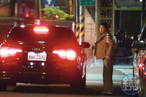 23：25 林姓主任自江啟臣座車下車。