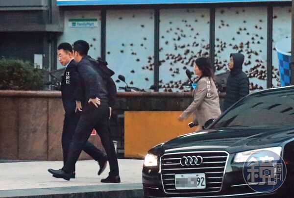 2025.12.24 07：04 林姓主任陪同江啟臣到廣播電台接受採訪。 