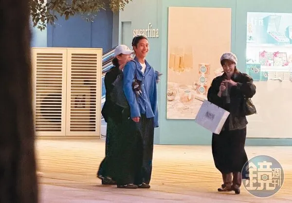 姐弟戀零偽裝／獨家！男友飛越12,500公里　魏如萱當街幫他揉肩活血