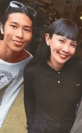 姐弟戀零偽裝／獨家！男友飛越12,500公里　魏如萱當街幫他揉肩活血