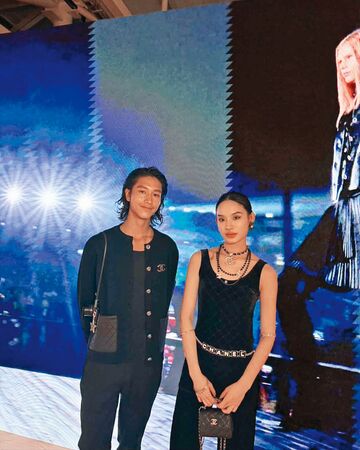 姐弟戀零偽裝／獨家！男友飛越12,500公里　魏如萱當街幫他揉肩活血