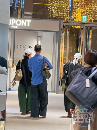 姐弟戀零偽裝／獨家！男友飛越12,500公里　魏如萱當街幫他揉肩活血