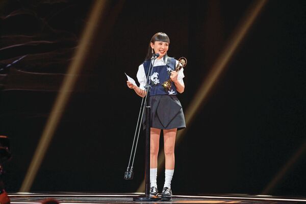 姐弟戀零偽裝／獨家！男友飛越12,500公里　魏如萱當街幫他揉肩活血