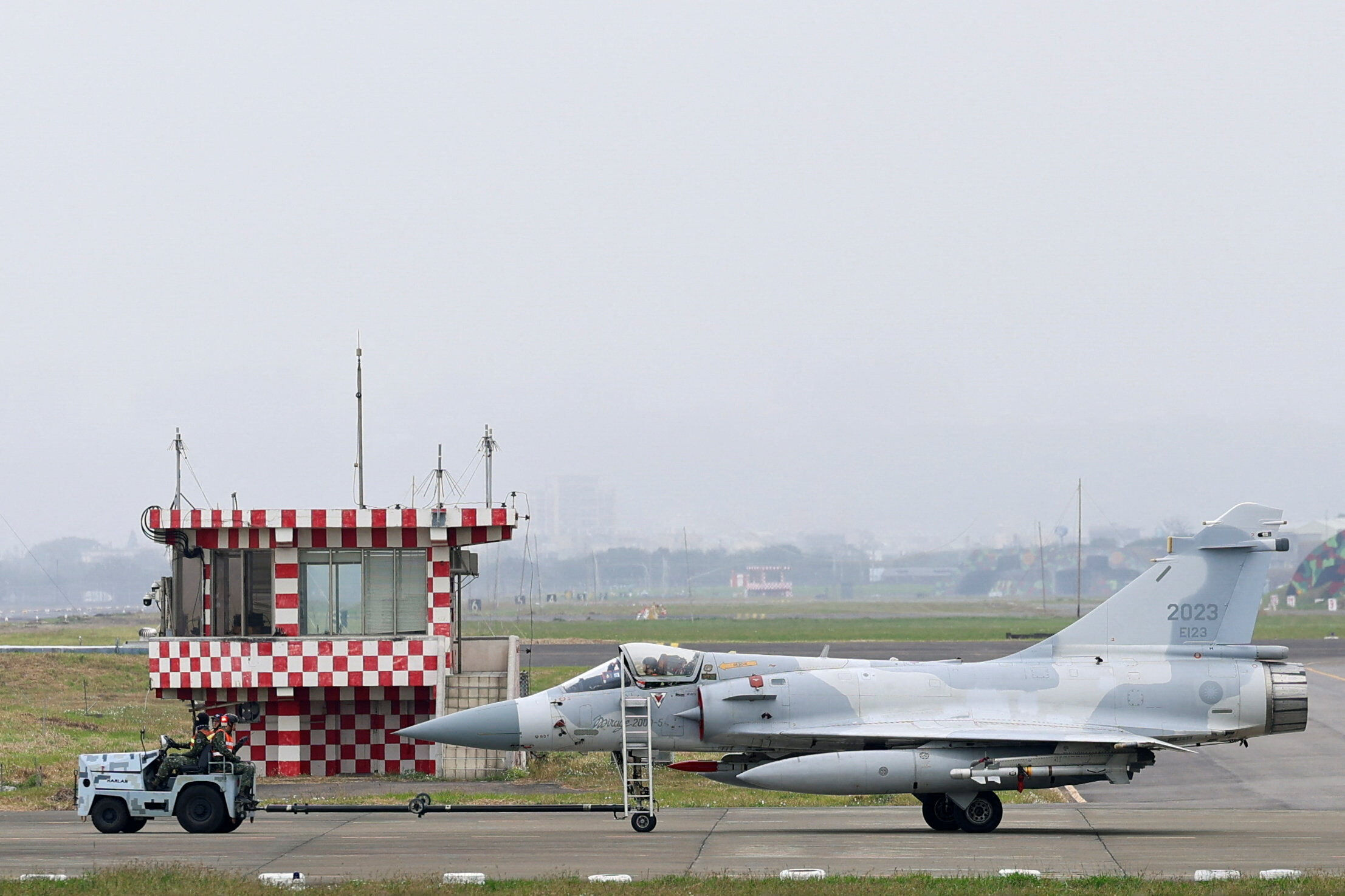 ▲▼12月30日，一架幻象2000戰鬥機從台灣新竹空軍基地起飛。（圖／路透）