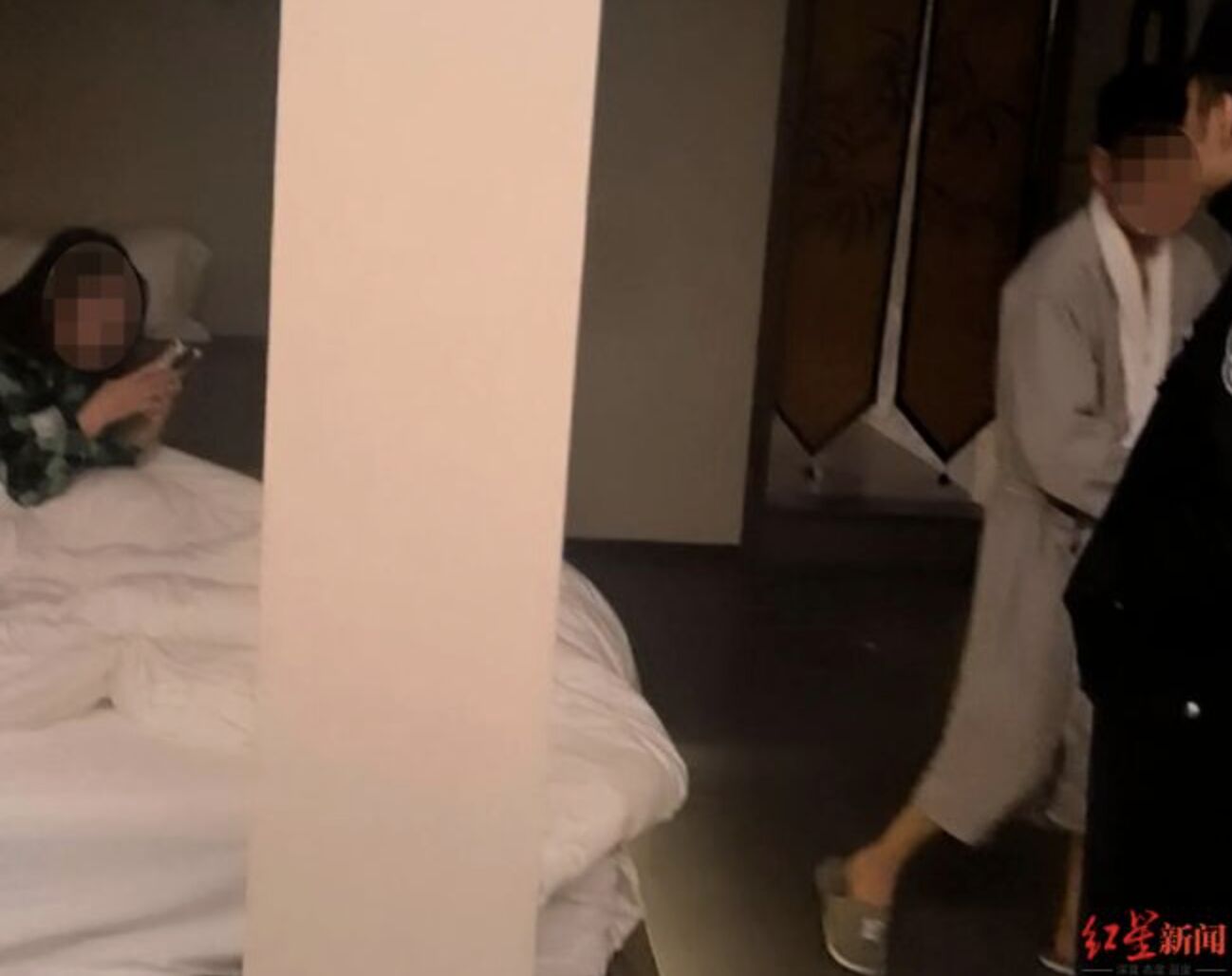 ▲雲南一名副局長被同為公務人員的妻子抓包與女子開房過夜。（圖／翻攝紅星新聞）