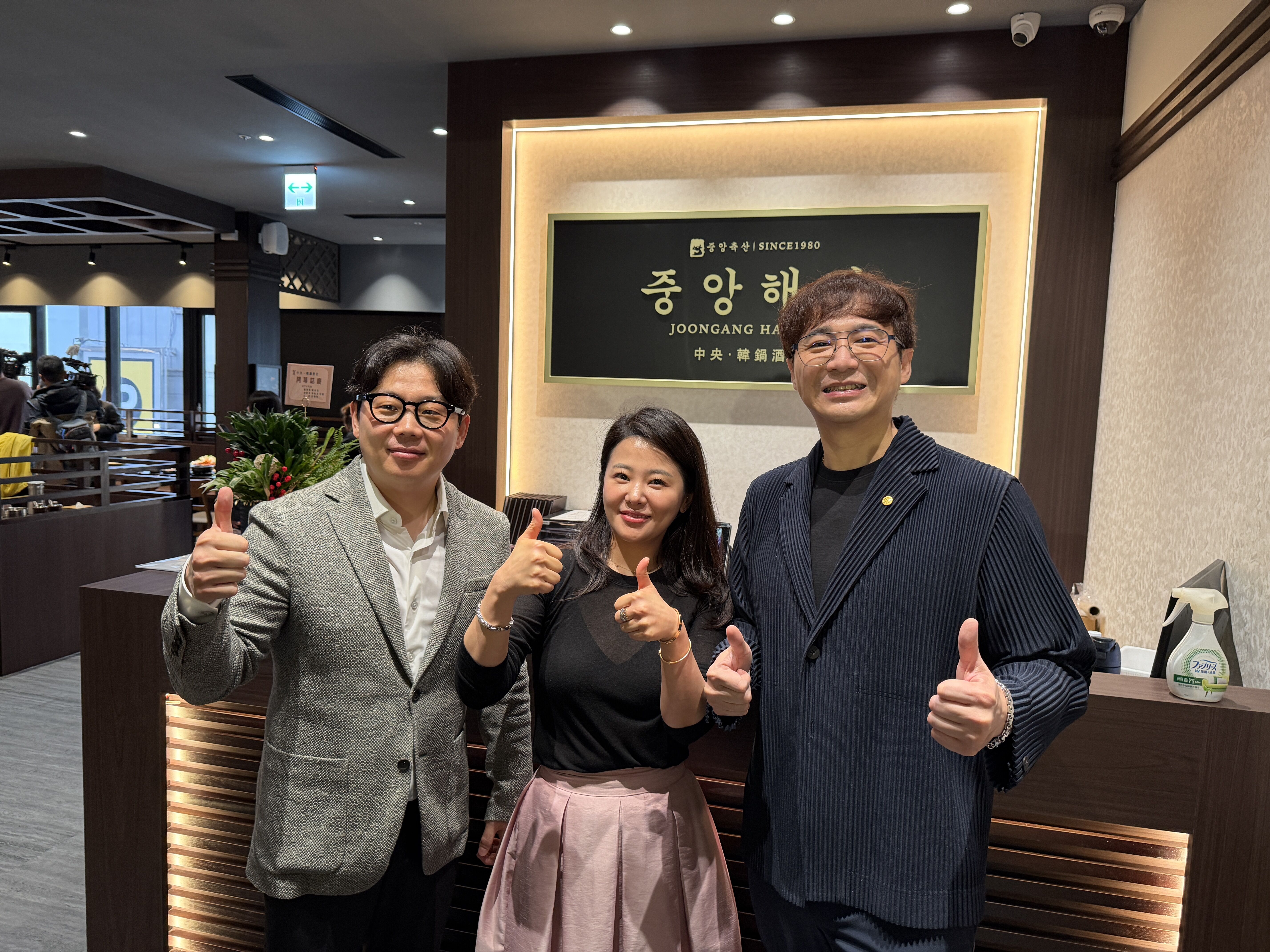 ▲▼築間首度代理海外品牌中央韓鍋酒舍，圖右為董事長林楷傑。（圖／記者高兆麟攝）