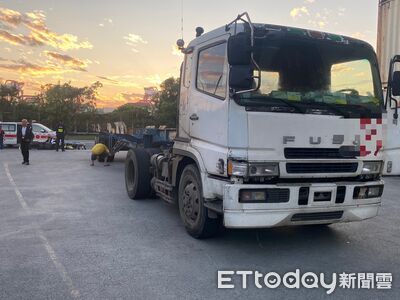 高雄港驚悚車禍！聯結車與機車碰撞　女騎士「右腳掌分離」送醫