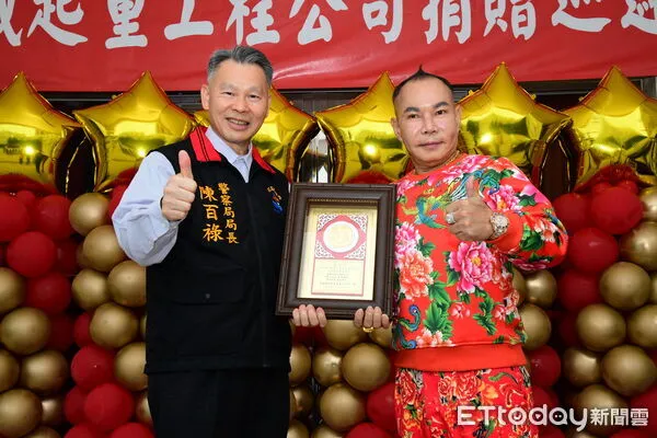 ▲▼「新竹吊車大王」胡漢龑（右）捐贈巡邏車由花蓮縣警察局局長陳百祿（左）代表受贈。（圖／花蓮縣警察局提供，下同）