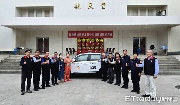 ▲▼「新竹吊車大王」胡漢龑（右）捐贈巡邏車由花蓮縣警察局局長陳百祿（左）代表受贈。（圖／花蓮縣警察局提供，下同）