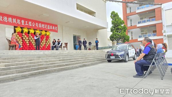 ▲▼「新竹吊車大王」胡漢龑（右）捐贈巡邏車由花蓮縣警察局局長陳百祿（左）代表受贈。（圖／花蓮縣警察局提供，下同）