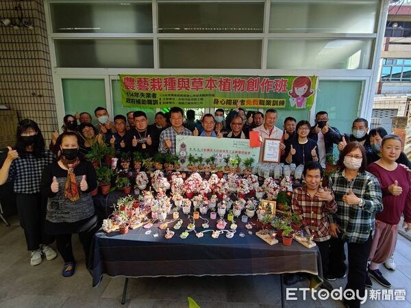▲台南市勞工局身障農藝職訓班30日舉行結訓成果展，學員以親手完成的植栽作品迎接2026年到來。（記者林東良翻攝，下同）