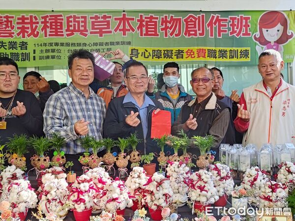 ▲台南市勞工局身障農藝職訓班30日舉行結訓成果展，學員以親手完成的植栽作品迎接2026年到來。（記者林東良翻攝，下同）