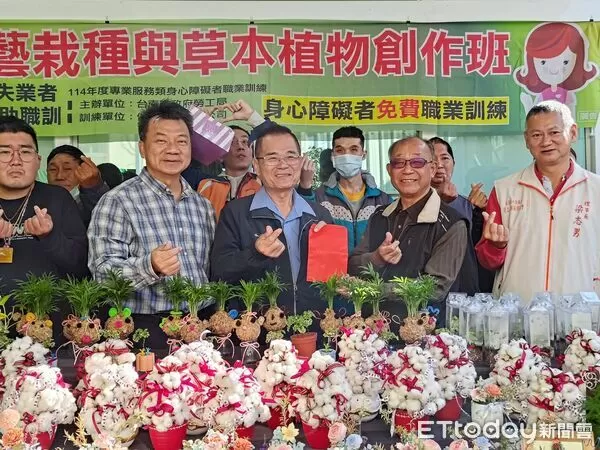 ▲台南市勞工局身障農藝職訓班30日舉行結訓成果展，學員以親手完成的植栽作品迎接2026年到來。（記者林東良翻攝，下同）