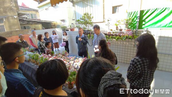 ▲台南市勞工局身障農藝職訓班30日舉行結訓成果展，學員以親手完成的植栽作品迎接2026年到來。（記者林東良翻攝，下同）