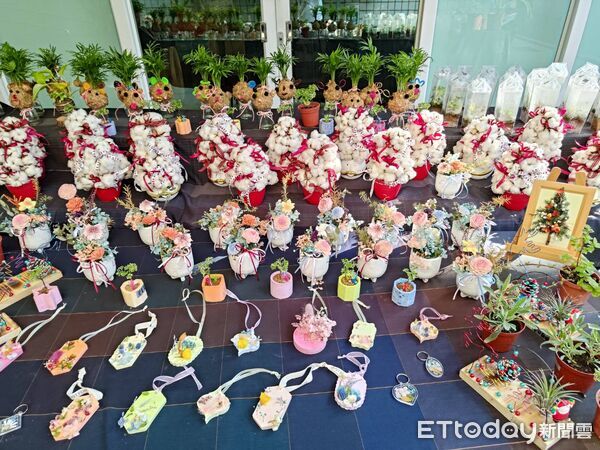 ▲台南市勞工局身障農藝職訓班30日舉行結訓成果展，學員以親手完成的植栽作品迎接2026年到來。（記者林東良翻攝，下同）