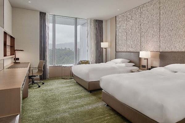 ▲台北六福萬怡酒店坐落於南港車站上方，於萬豪旅享家官網預訂任一房型，每房每晚加價100元（稅及服務費另計），即可獲得喜樂時代電影票券兩張、Volare行動飛行劇院8折。（圖／業者提供）