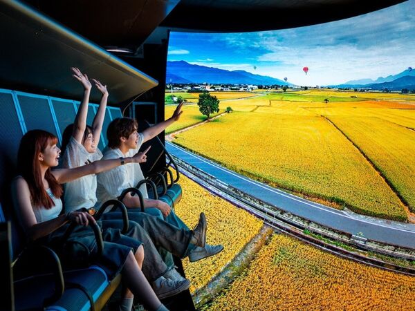 ▲台北六福萬怡酒店坐落於南港車站上方，於萬豪旅享家官網預訂任一房型，每房每晚加價100元（稅及服務費另計），即可獲得喜樂時代電影票券兩張、Volare行動飛行劇院8折。（圖／業者提供）