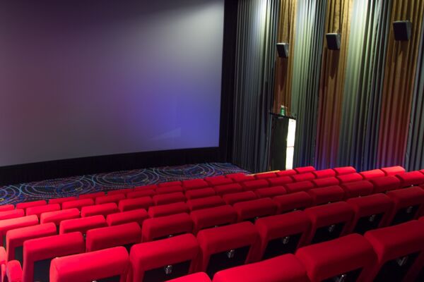 ▲台北六福萬怡酒店坐落於南港車站上方，於萬豪旅享家官網預訂任一房型，每房每晚加價100元（稅及服務費另計），即可獲得喜樂時代電影票券兩張、Volare行動飛行劇院8折。（圖／業者提供）