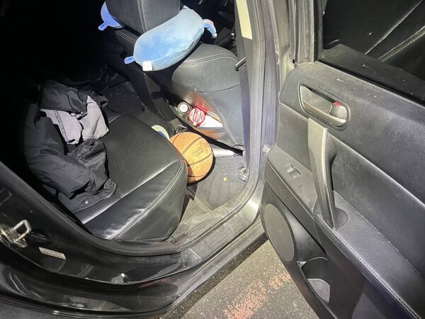 ▲桃園市桃園區中正路上某撞球館昨晚發生青少年持球棒鬥毆事件，桃園警方在車上起出做案用球棒等證物。（圖／桃園警方提供）