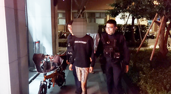 ▲桃園市桃園區中正路上某撞球館昨晚發生青少年持球棒鬥毆事件，桃園警方出動快打部隊迅速拘捕涉案4人到案。（圖／桃園警方提供）