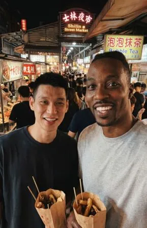 ▲「魔獸」霍華德在個人社群放上大量AI合成圖，內容都是與林書豪共遊台灣的逗趣畫面。（圖／取自霍華德IG）