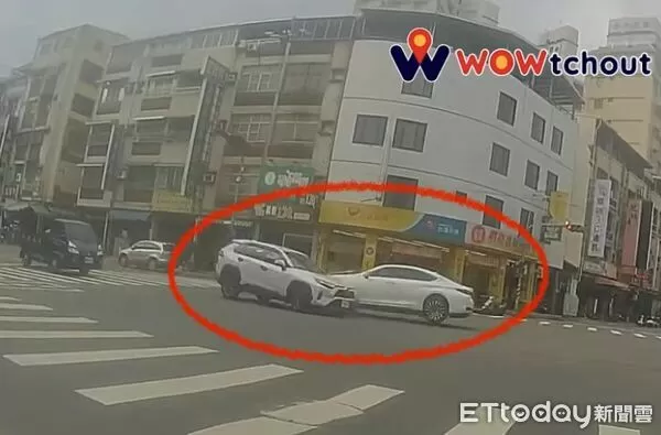 ▲▼蘇男駕駛的自小客車，直接撞擊在路口待轉的多元計程車，衝擊力讓兩車瞬間在路面上「彈跳」。（圖／記者吳世龍翻攝）