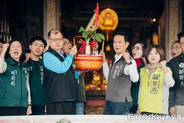 ▲立委林俊憲30日舉辦首場「台南團結車隊大會師」，自下營出發前往麻豆，沿途獲得鄉親熱情揮手支持。（記者林東良翻攝，下同）