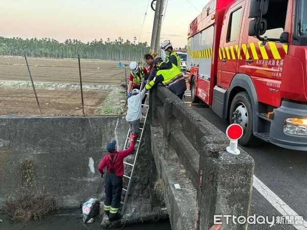 ▲潮州警消救助卓男脫困。（圖／記者陳崑福翻攝）