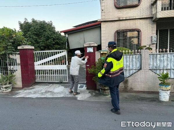 ▲潮州警消救助卓男脫困。（圖／記者陳崑福翻攝）