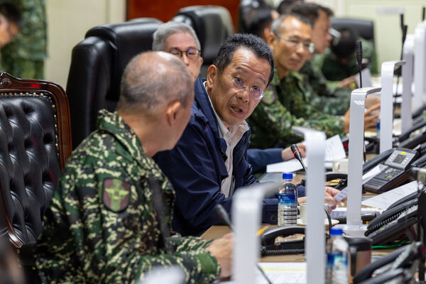 ▲顧立雄率國軍重要幹部於聯合作戰指揮中心掌握中共軍演。（圖／國防部提供）
