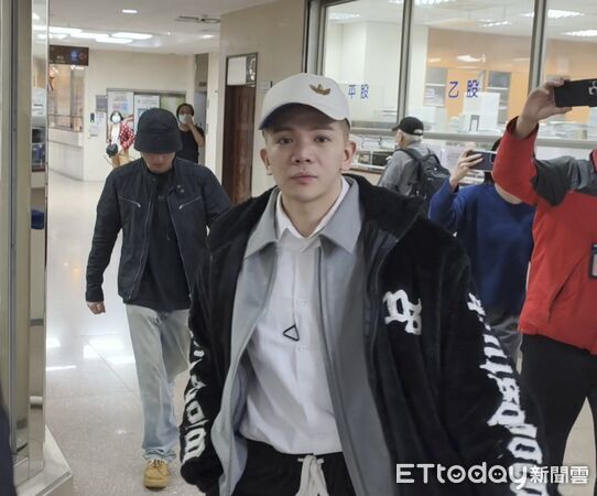 ▲▼網紅孫生對多名女子涉犯強制性交等罪嫌，台北地院今（30日）首度開庭，孫生現身撂話「撒謊的會下地獄」。（圖／記者黃哲民攝）