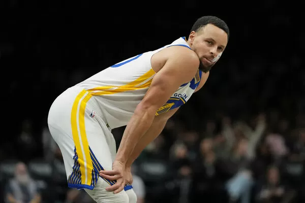 ▲勇士柯瑞完成生涯里程碑，NBA總得分超越「狼王」賈奈套。（圖／達志影像／美聯社）