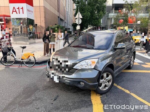 ▲北市信義區松高松壽路口發生休旅車擦撞單車意外，造成女騎士受傷。（圖／記者張君豪翻攝）