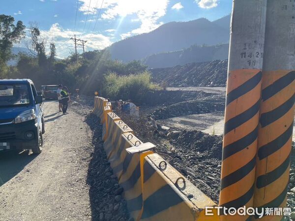 ▲▼民眾行經明壩克露橋臨時便道，驚見灑水車翻覆。（圖／記者吳世龍翻攝）