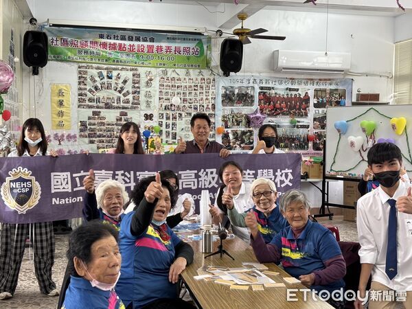 ▲▼   嘉科實中熱情青年前進東石服務送暖創意服務方案深耕在地 跨世代攜手共創社區新活力   。（圖／嘉科實中提供）