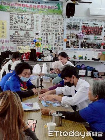 ▲▼   嘉科實中熱情青年前進東石服務送暖創意服務方案深耕在地 跨世代攜手共創社區新活力   。（圖／嘉科實中提供）