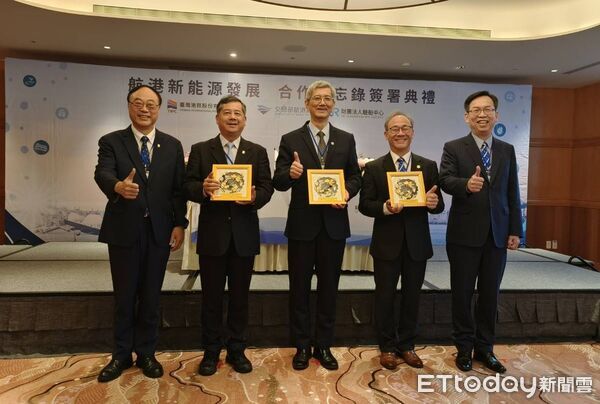 ▲紀念品標題為綠能攜手‧如魚得水，希望三方匯聚，金鱗呈祥。 政策引領，港埠奠基，技術護航。 共擘綠能新藍海，同遊永續新航道。。（圖／記者張佩芬攝）