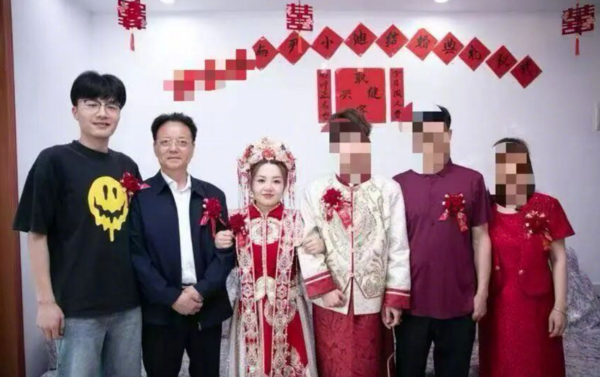 ▲▼現實版《許我耀眼》！陸正妹聘短劇演員假扮父母。（圖／翻攝自微博）