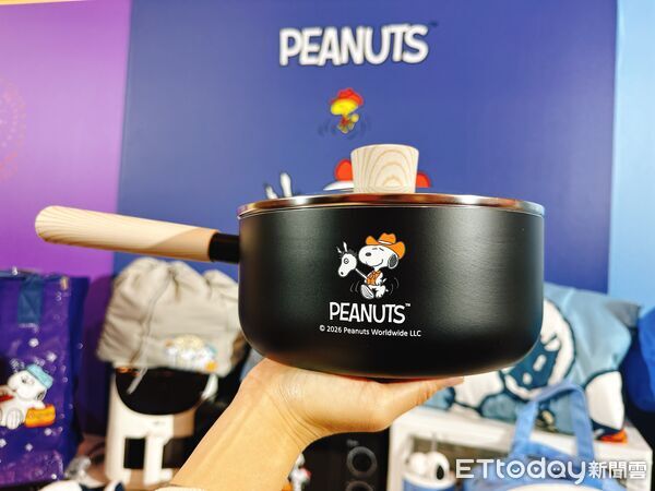 ▲▼7-11推出130款馬年福袋！10大IP三麗鷗、史努比　頭獎抽特斯拉。（圖／記者林育綾攝）