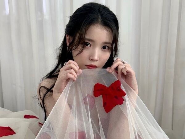 IU紅色花卉裝好嫵媚　年末再擒視后大獎