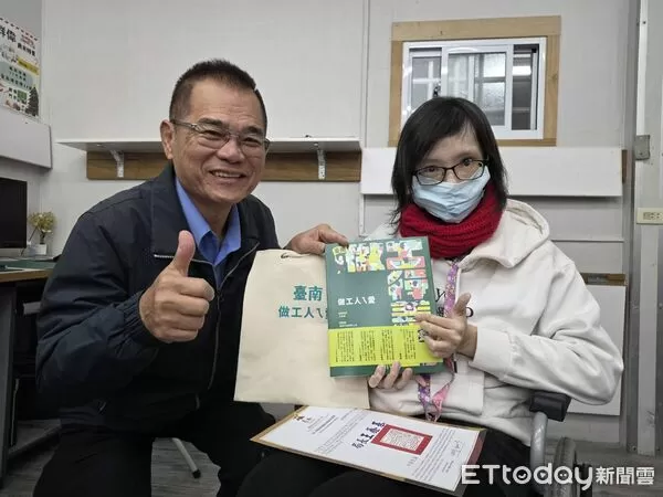 ▲台南市勞工局辦理身障電腦職訓班結訓，18位學員完成辦公室圖文與AI雲端應用培訓，迎向職場新未來。（記者林東良翻攝，下同）