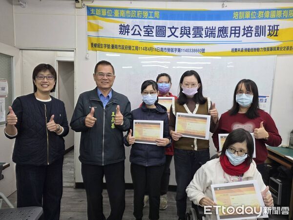 ▲台南市勞工局辦理身障電腦職訓班結訓，18位學員完成辦公室圖文與AI雲端應用培訓，迎向職場新未來。（記者林東良翻攝，下同）